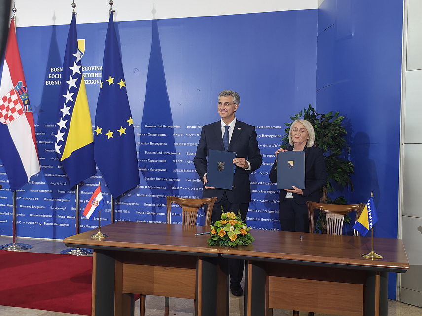САРАЈЕВО, 8. ЈУНА /СРНА/ - Предсједавајућа Савјета министара Борјана Кришто и хрватски премијер Андреј Пленковић потписали су данас у Сарајеву уговор између БиХ и Хрватске о граничним прелазима.