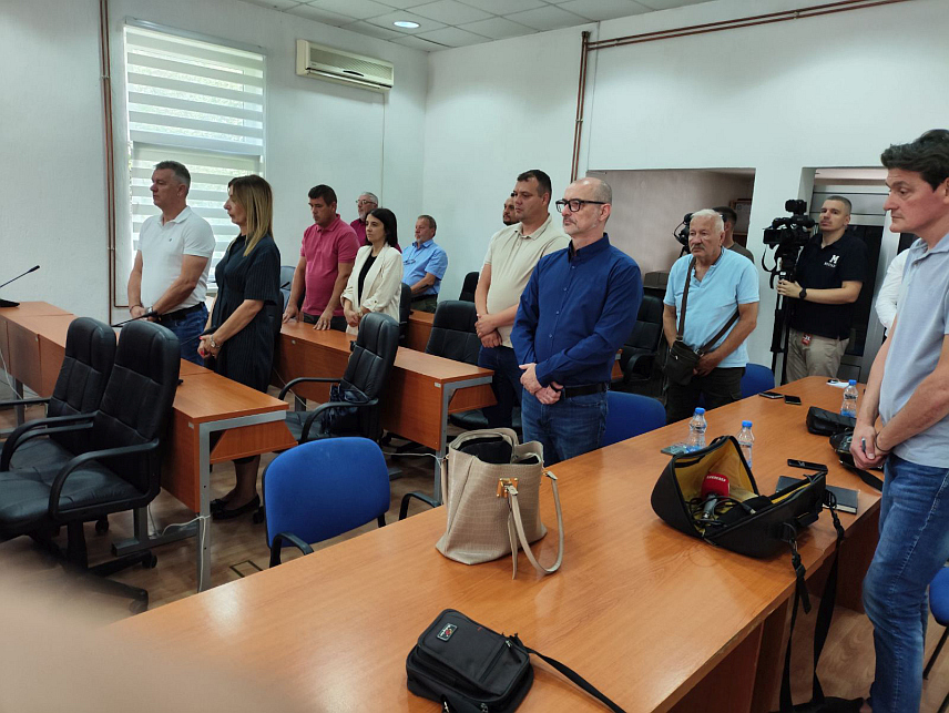 СРЕБРЕНИЦА.10.ЈУЛА/СРНА/ - Српски одборници су данас на позив потпредсједника Скупштине општине Сребреница Радомира Павловића, одали почаст жртвама из српског народа јер бошњачки одборници већ неколико година опструишу одавање почасти свим жртвама и не долазе на ову сједницу.