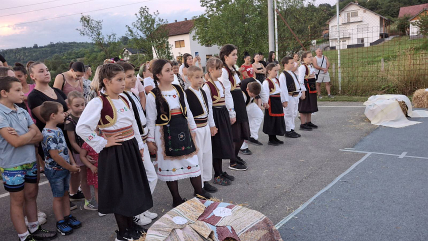НОВИ ГРАД, 10. ЈУЛА /СРНА/ - У Добрљину код Новог Града вечерас је одржана прва међународна смотра дјечијег фолклора "Поведи коло весело" уз наступ 150 чланова четири културно-умјетничка друштва.