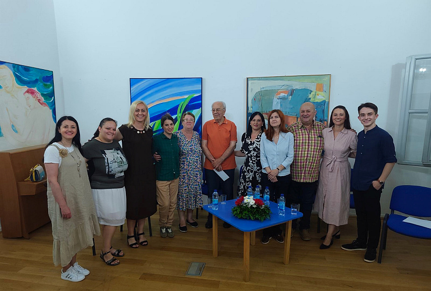 НОВИ ГРАД, 10. ЈУЛА /СРНА/ - У Новом Граду одржани су 16. Пјеснички сусрети Поткозарја, у оквиру "Петровданских дана", манифестације поводом Дана општине.