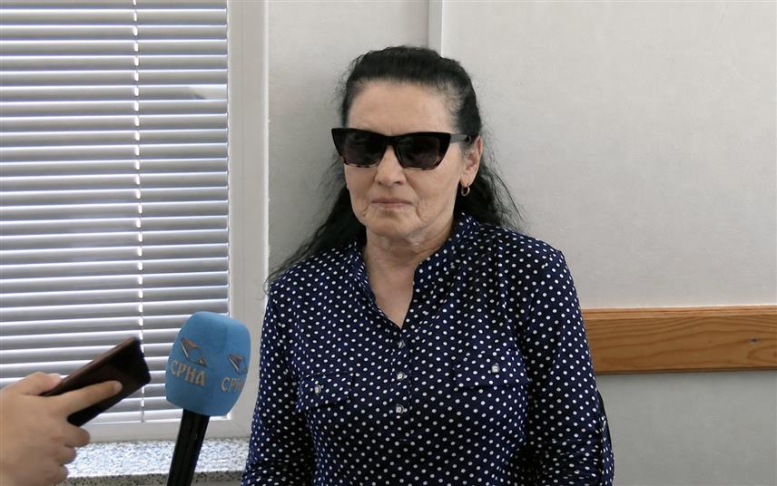 ИСТОЧНО САРАЈЕВО, 11. ЈУЛА /СРНА/ – Слободанка Станимировић са Сокоца, која је у рату остала без вида, већ више од три деценије ручним радом побјеђује животне недаће, самостално плетући чарапе, прслуке и џемпере, које најчешће поклања.