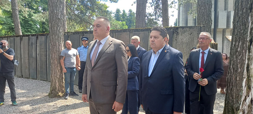 ПРИЈЕДОР, 11. ЈУЛА /СРНА/ - Званичници Републике Српске положили су вијенце и цвијеће на Спомен-обиљежју на Мраковици гдје се данас обиљежавају 84 године од Битке на Козари.
