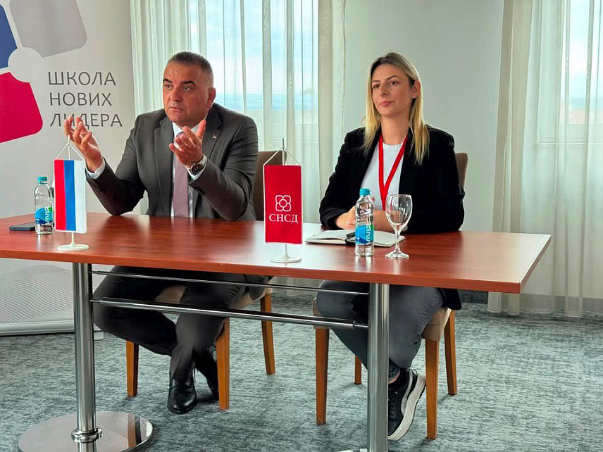 ПРЊАВОР, 11. ЈУЛА /СРНА/ - Члан Предсједништва СНСД-а Саво Минић на предавању полазницима Школе нових лидера СНСД-а у Прњавору.
