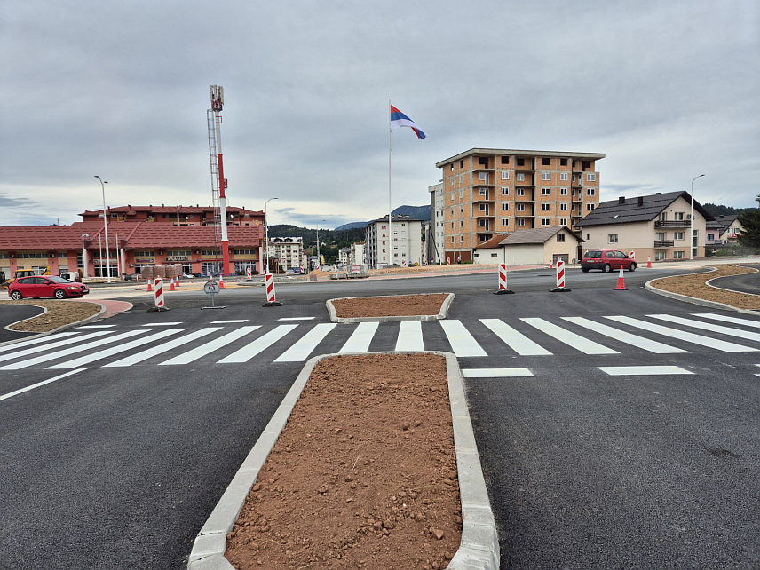 ПАЛЕ, 11. ЈУЛА /СРНА/ - На новом јарболу постављеном у централном дијелу кружног тока на раскрсници Карађорђеве и Улице Николе Тесле, једном од најоптерећенијих саобраћајних чворишта на Палама, истакнута је застава Републике Српске која својом величином доминира овим дијелом града.