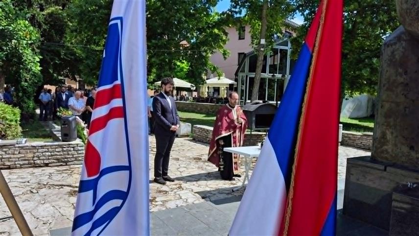 НОВИ ГРАД, 12. ЈУЛА /СРНА/ - Код централног спомен-обиљежја погинулим борцима Војске Републике Српске /ВРС/ у Новом Граду данас је служен помен, те положени вијенци поводом Дана општине.
