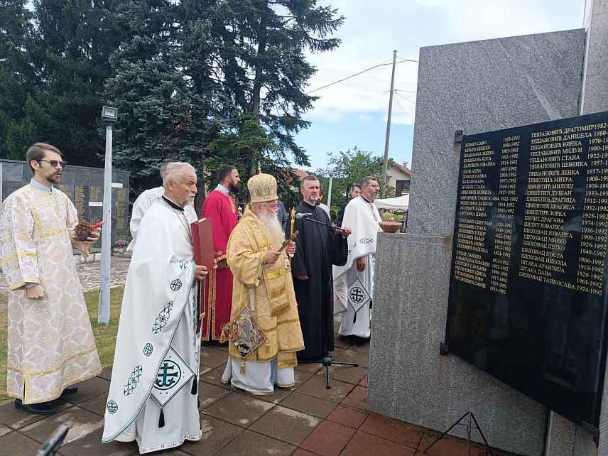 ТРНОВО, 12. ЈУЛА /СРНА/ – У Трнову је данас обиљежена Дан и крсна слава општине - Петровдан, те Дан ослобођења општине у протеклом рату у операцији "Лукавац 93", а тим поводом Његово високопреосвештенство митрополит дабробосански Хризостом служио је код Централног спомен-обиљежја парастос за 130 погинулих бораца и 101 цивилну жртву, након чега су бројне делегације положиле вијенце.