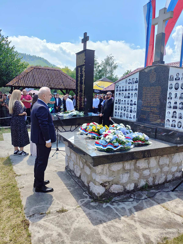 СРЕБРЕНИЦА, 12. ЈУЛА /СРНА/- Министар саобраћаја и веза Републике Српске Зоран Стевановић присуствовао је данас у Залазју на обиљежавању 34 године од страдања 69 српских цивила и војника, које су на Петровдан 1992. године у сребреничким селима Сасе и Залазје и братуначиким Биљача и Загони убили припадници муслиманских снага.