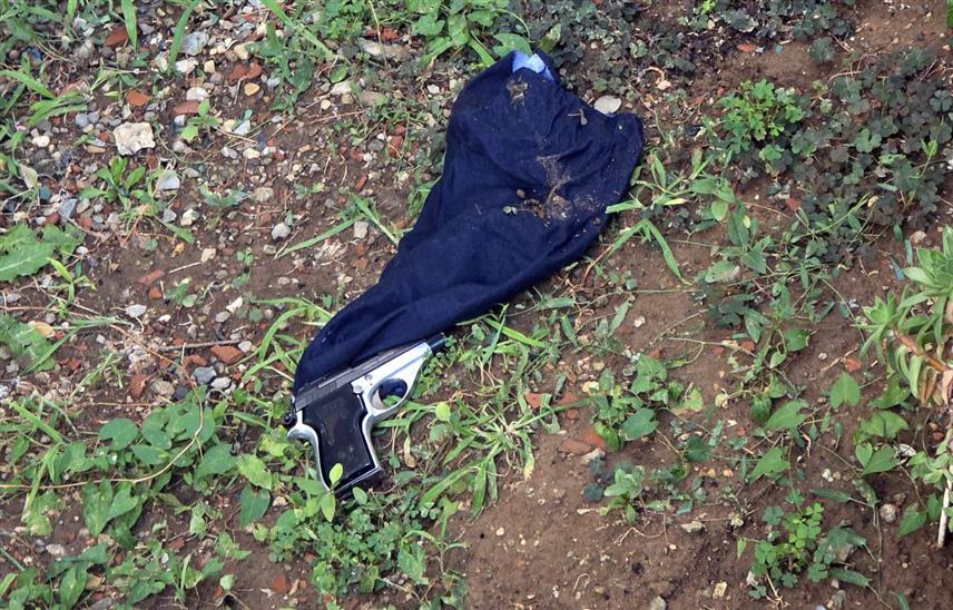 БЕОГРАД, 13. ЈУЛА /СРНА/ - Полиција је у близини граничног прелаза Мали Зворник ухапсила четири лица због сумње да су из породичне куће у околини Ливна украла 66.245 евра и пушку.