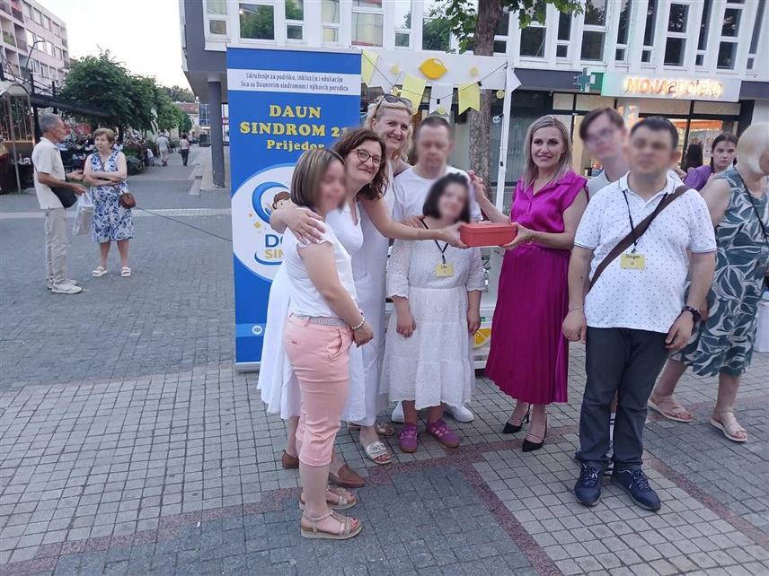 ПРИЈЕДОР, 14. ЈУЛА /СРНА/ - Родитељи дјеце с Даун синдромом у Приједору основали су Удружење Даун синдром 21, прву организацију цивилног друштва у граду на Сани која је намијењена искључиво овој популацији.