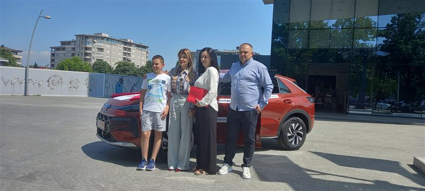 БАЊАЛУКА, 15. ЈУЛА /СРНА/ - Генерални директор компаније "М:тел" Јелена Триван уручила је данас кључеве "ти-рока" Бањалучанки Влатки Малеш, која је аутомобил освојила учествујући у наградној игри "Никад лакше до аута".