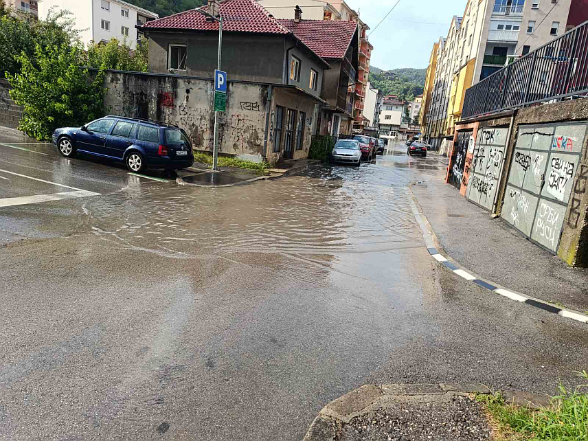 ЗВОРНИК, 16. ЈУЛА /СРНА/ - Обилна киша захватила је Зворник у послијеподневним часовима и покренула клизиште у насељу Фетија које никога не угрожава. Улични одводи нису могли да апсорбују велику количину кише у кратком времену па се вода излила на поједине градске улице, што је отежало саобраћај.