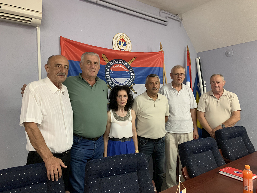КОСTАЈНИЦА, 16. ЈУЛА /СРНА/ - Припадницима костајничког Петог батаљона Војске Републике Српске /ВРС/ у Одбрамбено-отаџбинском рату Дијани Милошевић, Славку Солдату и Мирославу Грубљешићу данас су уручени почасни чинови потпоручника.