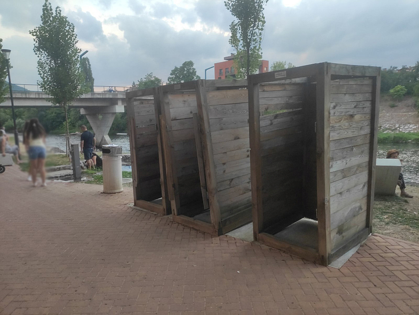 БАЊАЛУКА, 17. ЈУЛА /СРНА/ - На више локација у Бањалуци постављени су плакати са фотографијом градоначелника тог града Драшка Станивуковића направљени као потјерница, уз поруку да га траже грађани због хаоса у којем се град налази.