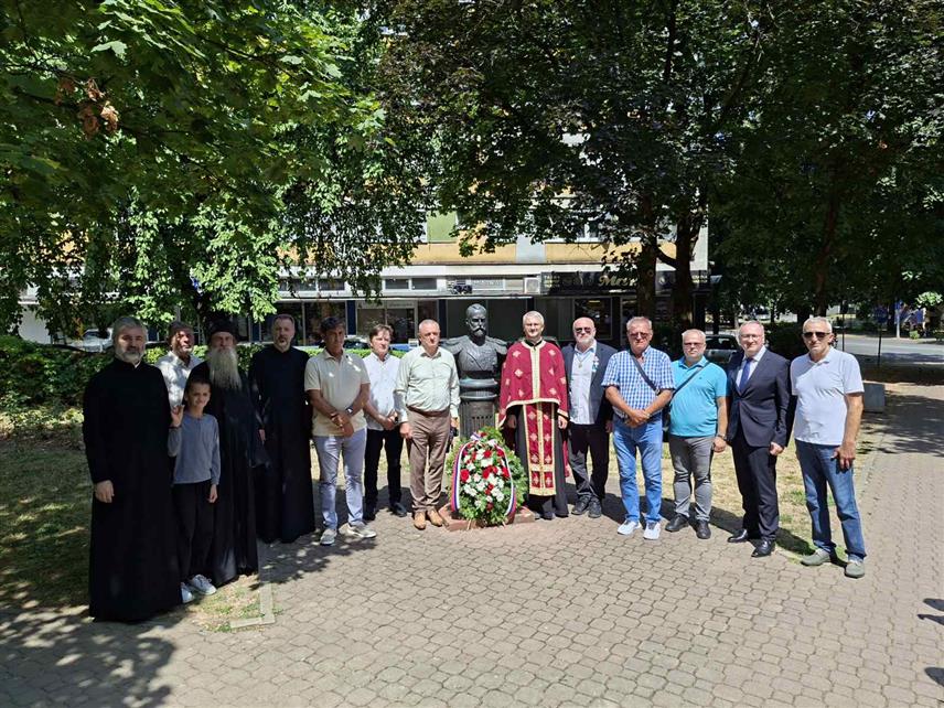 БАЊАЛУКА, 17. ЈУЛА /СРНА/ - Код споменика руском цару Николају Другом Романову у Бањалуци данас је служен молебан и положени вијенци поводом 108 година од погубљења царске породице Романов.