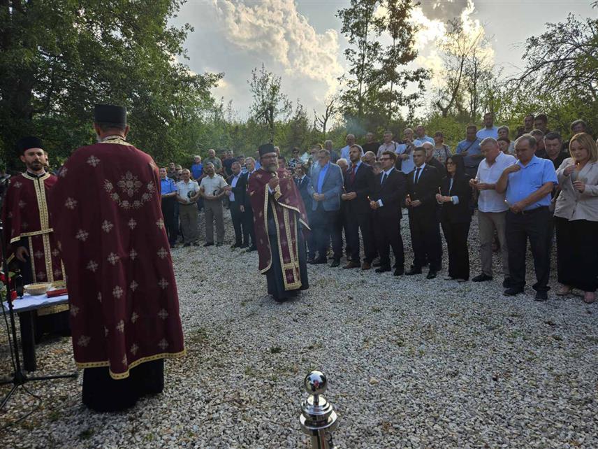 ПРИЈЕДОР, 19. ЈУЛА /СРНА/ - У Мацурама код Приједора почело је обиљежавање Дана сјећања на дјецу убијену током геноцида над Србима, Јеврејима и Ромима у Независној Држави Хрватској /НДХ/ од 1941. до 1945. године.