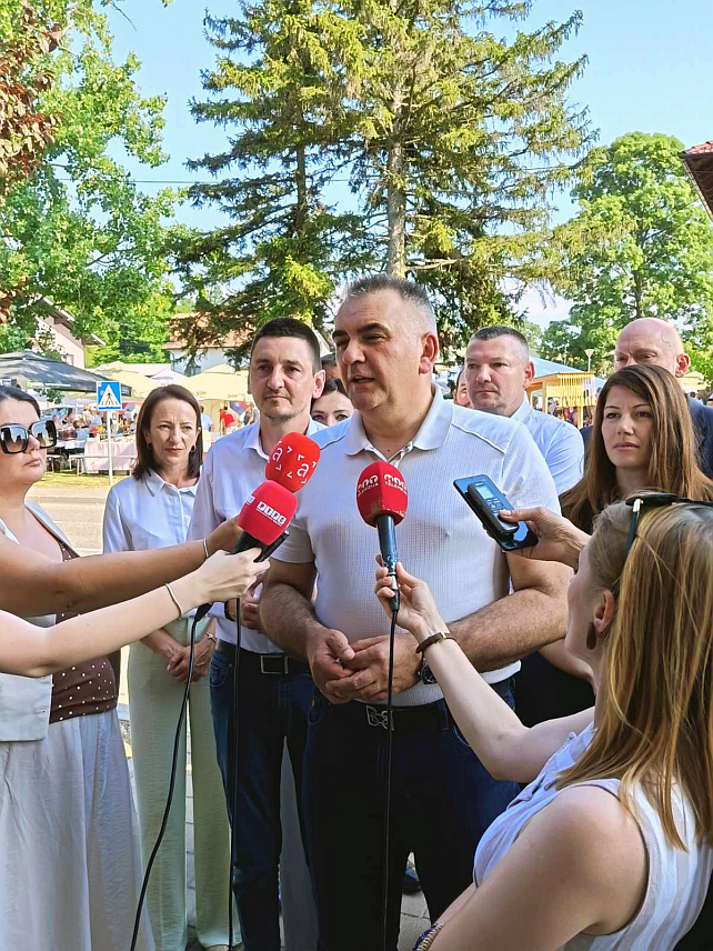 ПЕЛАГИЋЕВО, 19. ЈУЛА /СРНА/ - Предсједник Владе Републике Српске Саво Минић присуствовао је у Пелагићеву манифестацији "Гастро сусрети" која је окупила 60 излагача и хиљаду посјетилаца из земаља региона, и похвалио напредак ове локалне заједнице у Посавини, као и оваква дружења која су чувари традиције.
