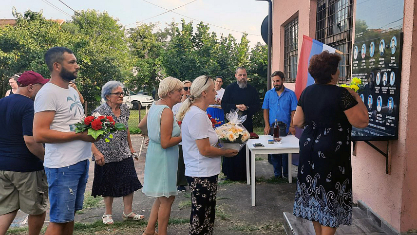 ШАМАЦ, 19. ЈУЛА /СРНА/ - У Доњој Црквини код Шамца данас је одата почаст за 10 припадника Војске Републике Српске и три цивила страдала у Одбрамбено-отаџбинском рату, те 16 бораца из овог мјеста погинулих у Другом свјетском рату.