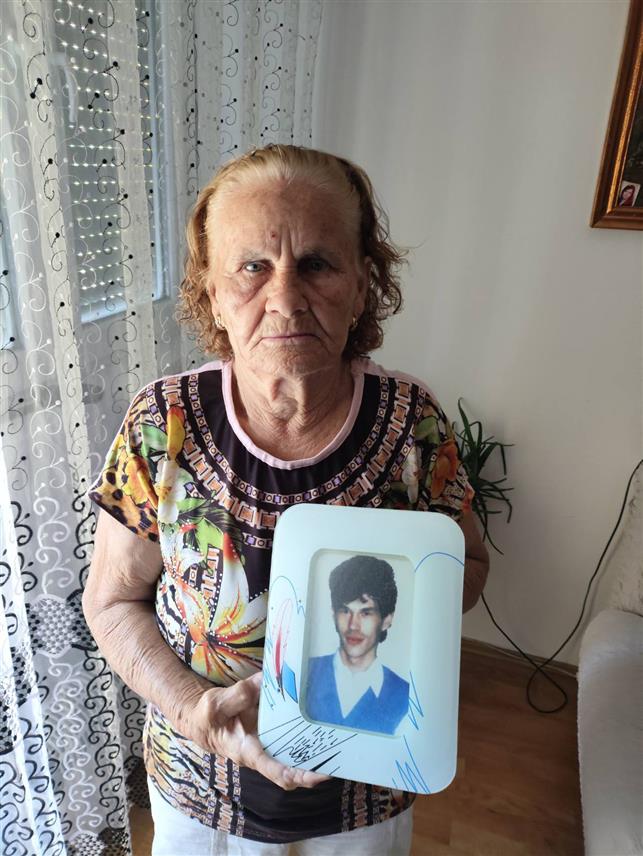 СРЕБРЕНИЦА, 1. ЈУЛА /СРНА/ - Иванка Ранкић из Сребренице у потресном свједочењу прича како су муслимански војници у Поточарима њеног сина Ненада маја 1992. године живог испекли, те да нико није одговарао за овај стравичан злочин иако су имена зликоваца позната, а постоје фотографије и снимак језивог мучења.