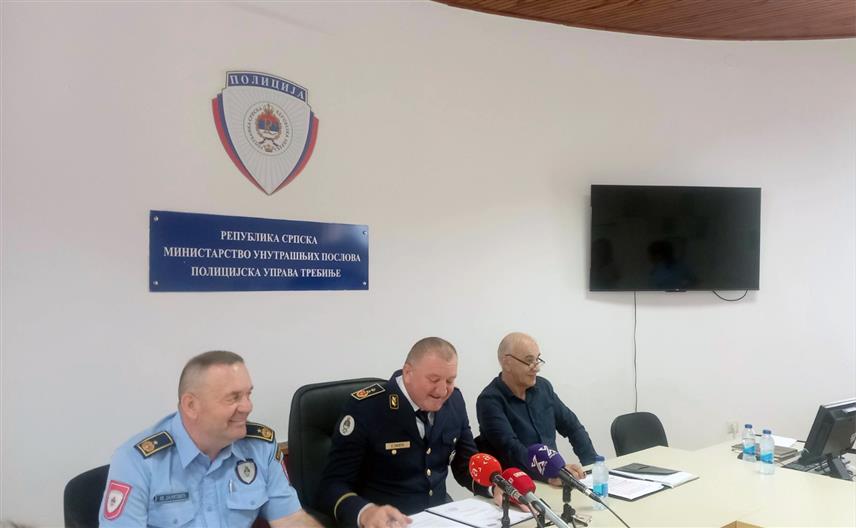 TРЕБИЊЕ, 21. ЈУЛА /СРНА/ - Начелник Полицијске управе Tребиње Синиша Лакета, начелник Сектора полиције у Полицијској управи Tребиње Миодраг Јанковић и начелник Сектора криминалистичке полиције у Полицијској управи Tребиње Љубомир Супић на конференцији за новинаре данас у Требињу.