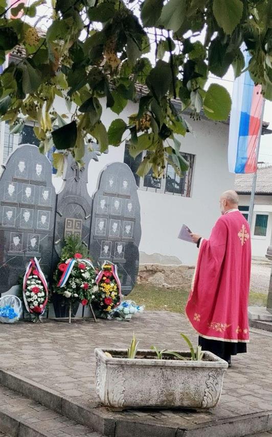 ПРЊАВОР, 21. ЈУЛА /СРНА/ - У мјесној заједници Доњи Смртићи код Прњавора данас је служен парастос за деветорицу бораца Војске Републике Српске /ВРС/ из овог насеља погинулих у Одбрамбено-отаџбинском рату.