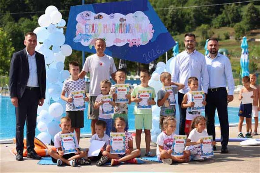 УГЉЕВИК, 22. ЈУЛА /СРНА/ - У Угљевику је данас успјешно завршена бесплатна школа пливања за 120 најмлађих суграђана, коју финансира ова општина.