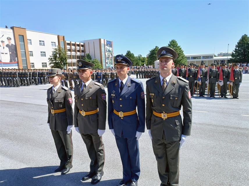 БЕОГРАД, 25. ЈУЛА /СРНА/ - Свечана промоција 130 најмлађих официра Војске Србије, међу којима је и четворо из Оружаних снага БиХ у касарни "Генерал Јован Мишковић" на Бањици.