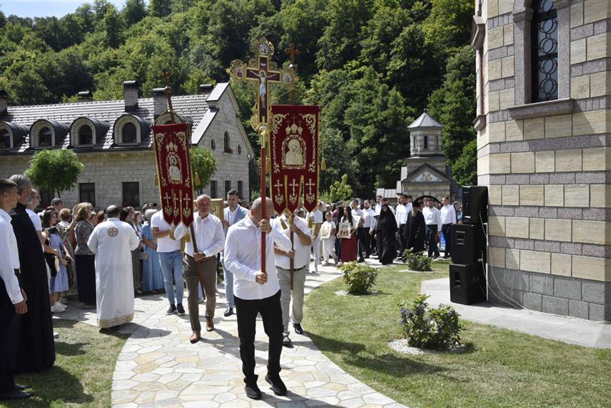 СРБАЦ, 25. ЈУЛА /СРНА/ - Литија око манастира Осовица поводом обиљежавања празника Иконе Пресвете Богородице Тројеручице у којој су учествовали предсједник Милорад Додик, министри финансија Републике Српске Зора Видовић, енергетике и рударства Петар Ђокић, амбасадор Русије у БиХ Игор Калабухов, представници Српске у заједничким институцијама и велики број вјерника.
