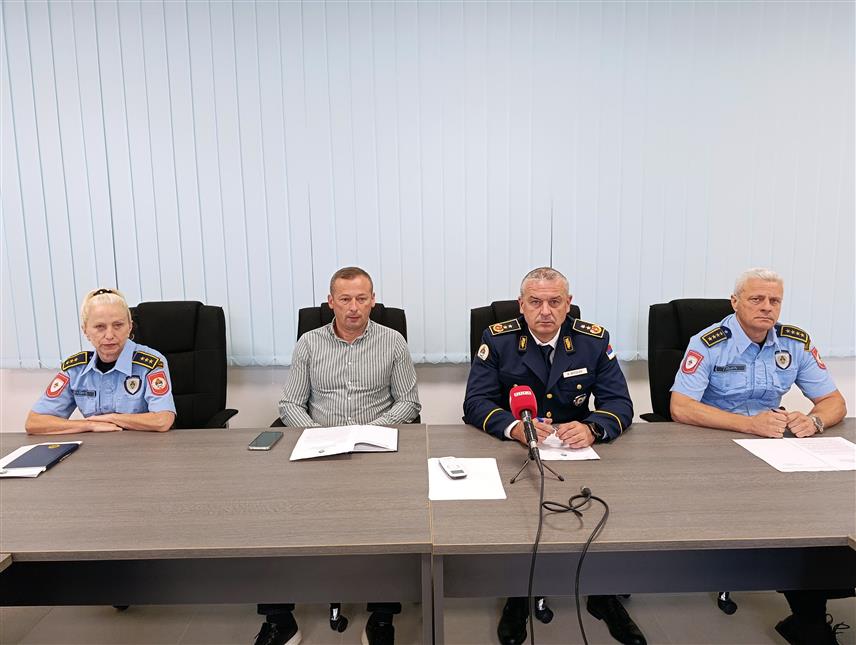 МРКОЊИЋ ГРАД, 27. ЈУЛА /СРНА/ - Начелник Полицијске управе Мркоњић Град Милан Милекић, начелник Одјељења криминалистичке полиције Војислав Томић и начелник Одјељења полиције Горан Рољић на конференцији за новинаре.