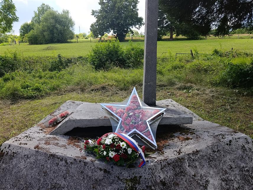 МРКОЊИЋ ГРАД, 27. ЈУЛА /СРНА/ - Представници Удружења бораца НОР-а данас су код спомен-обиљежја на партизанском гробљу у насељу Касимовац код Мркоњић Града положили цвијеће и одали пошту за 330 борца и цивилне жртаве фашистичког терора у Другом свјетском рату који су сахрањени на овом локалитету.