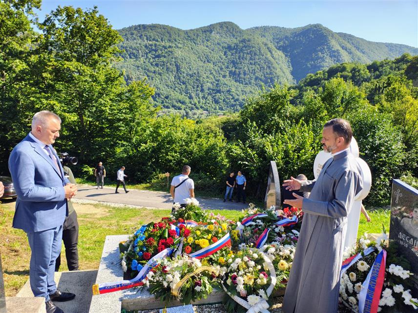 ЗВОРНИК, 28. ЈУЛА /СРНА/ - Предсједник Владе Републике Српске Саво Минић положио је вијенац на гроб Слободана Стојановића на мјесном гробљу у Дрињачи код Зворника, поводом 34 године од његовог мученичког страдања када га је на свиреп начин убила припадница тзв. Армије БиХ Елфета Весели.