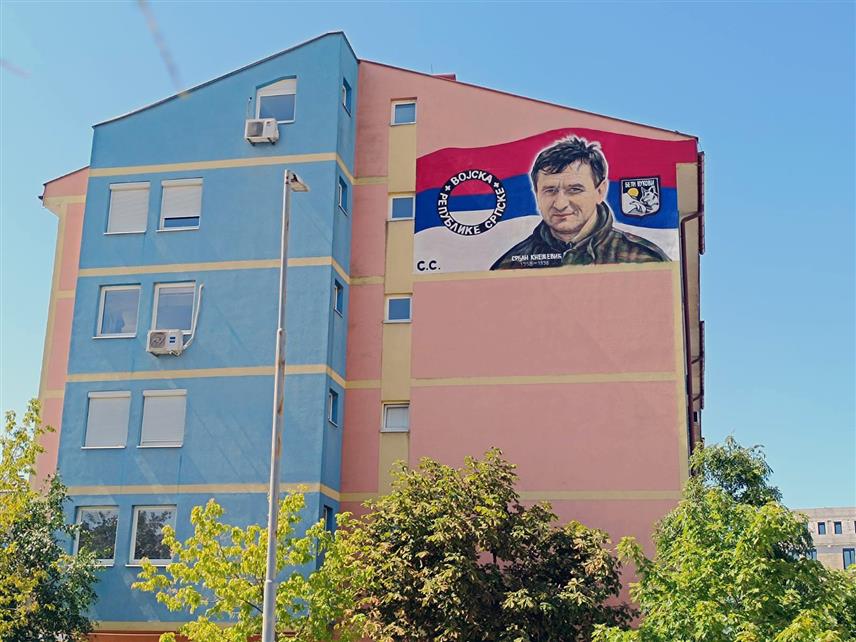 ИСТОЧНО НОВО САРАЈЕВО, 29. ЈУЛА /СРНА/ – Мурал посвећен ратном команданту специјалне јединице Војске Републике Српске "Бели вукови" Срђану Кнежевићу осликан је на бочном зиду стамбене зграде у Спасовданској улици у Источном Новом Сарајеву.