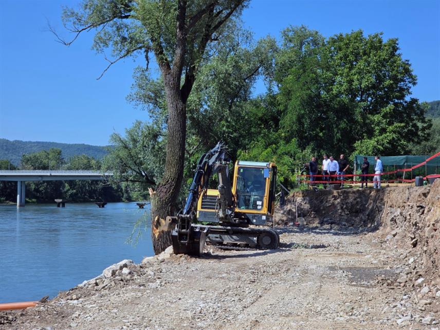 ЗВОРНИК, 29. ЈУЛА /СРНА/ - У зворничком насељу Терминал почели су радови на изградњи обалоутврде на ријеци Дрини, чија вриједност износи око 4,3 милиона КМ без ПДВ-а.