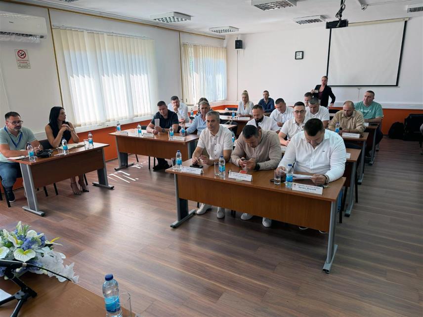ИСТОЧНА ИЛИЏА, 29. ЈУЛА /СРНА/ - Скупштина општине Источна Илиџа усвојила је данас одлуку да се водоводни систем "Матића врело" додијели на кориштење предузећу "Водовод и канализација".