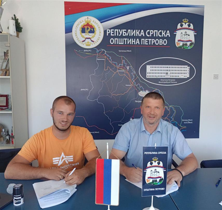 ПЕТРОВО, 29. ЈУЛА /СРНА/ - У Петрову су данас потписани уговори за изградњу централног споменика погинулим борцима Одбрамбено-отаџбинског рата и за реконструкцију и пренамјену простора за вртић.	
