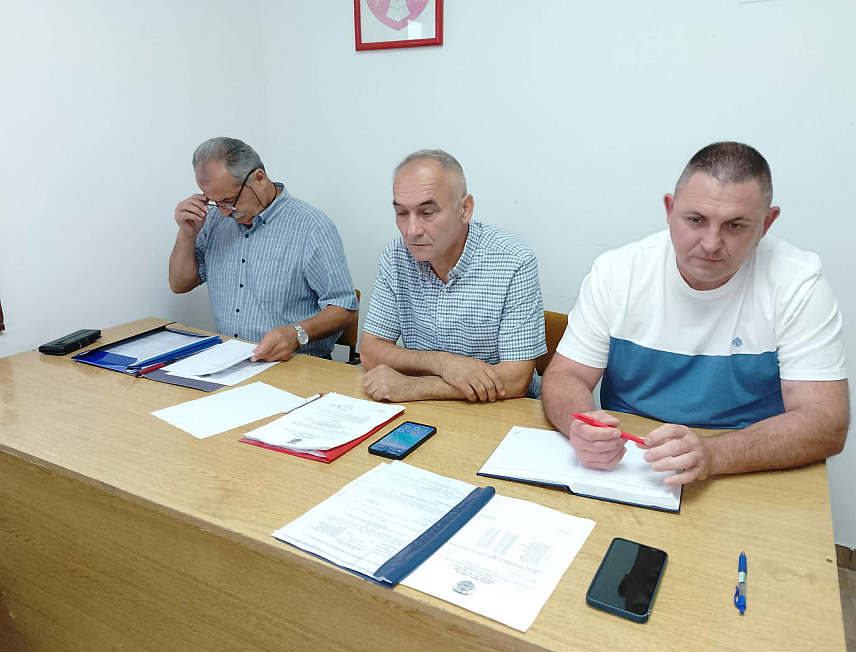 КРУПА НА УНИ, 2. ЈУЛА /СРНА/ - На ванредној сједници Скупштине општине Крупа на Уни данас је опозван потпредсједник Скупштине Ђорђо Јеж, а на ову функцију је именована Свјетлана Мачкић.