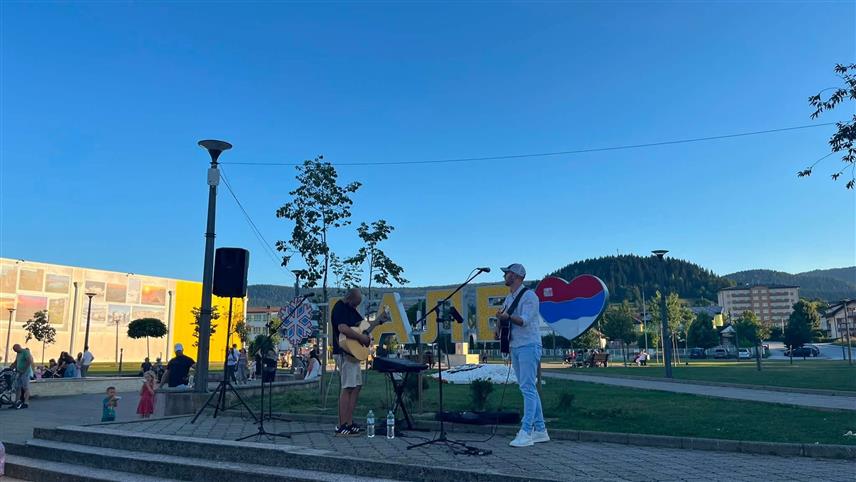 ПАЛЕ, 30. ЈУЛА /СРНА/ - На Палама је вечерас одржана хуманитарна свирка за помоћ у прикупљању средстава за лијечење младог суграђанина Марка Павловића, који болује од Вилсонове болести.