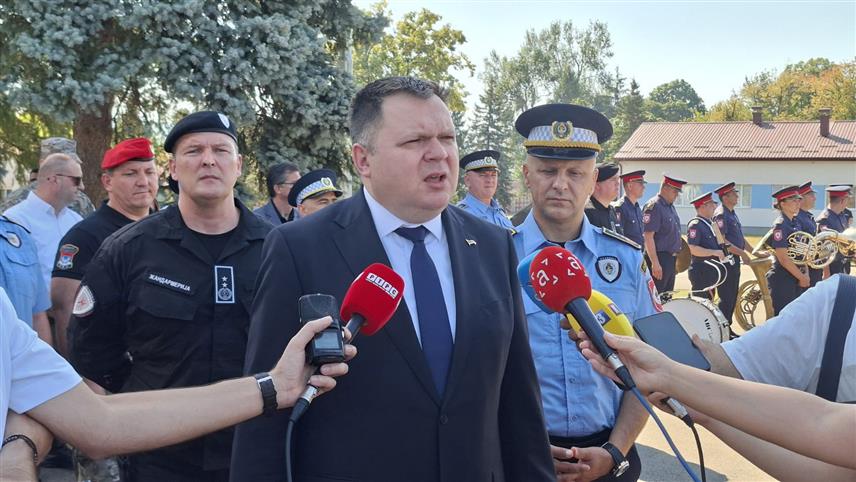 БАЊАЛУКА, 31. ЈУЛА /СРНА/ - Министар унутрашњих послова Републике Српске Жељко Будимир рекао је да ће МУП Српске наставити са процесом опремања Жандармерије са опремом која треба да одговара задацима и потребама ове јединице у 21. вијеку.