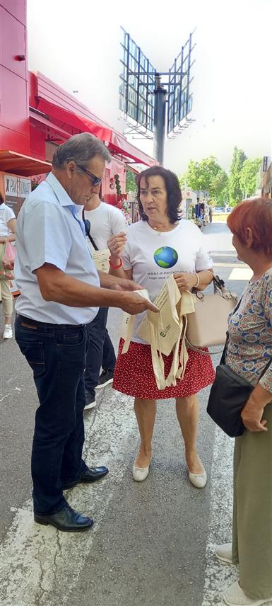 БАЊАЛУКА, 3. ЈУЛА /СРНА/ - Поводом Међународног дана без пластичних кеса, представници Министарства за просторно уређење, грађевинарство и екологију Републике Српске подијелили су данас грађанима у Бањалуци платнене цекере, с циљем подизања свијести о штетном утицају једнократних пластичних кеса на животу средину.