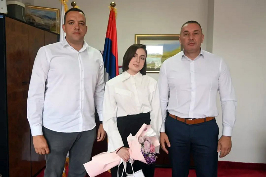 ПАЛЕ, 3. ЈУЛА /СРНА/ - Начелник паљанске општине Дејан Којић примио је данас Анђелу Вуковић са Пала која је студент треће године на смјеру за руски језик и књижевност на престижном Државном институту "Александар Сергејевич Пушкин" у Москви.
