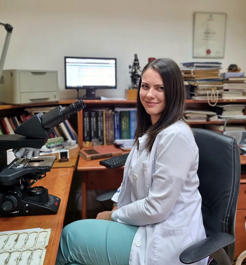 ИСТОЧНО САРАЈЕВО, 3. ЈУЛА /СРНА/ - Болница "Србија" богатија је за новог специјалисту патологије, љекара Ивану Кујачић, чиме се додатно унапређује квалитет и доступност дијагностичких услуга ове здравствене установе.