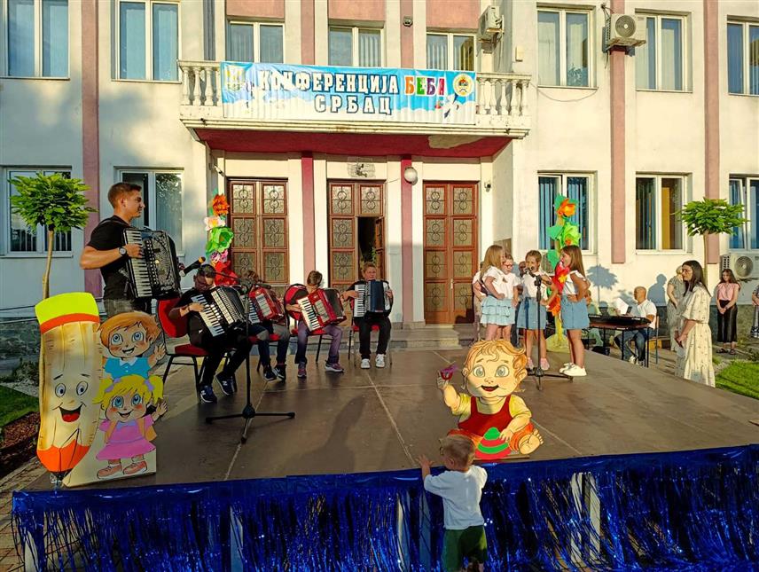 СРБАЦ, 3. ЈУЛА /СРНА/ - Градски трг у Српцу вечерас је био испуњен осмијесима, игром и пјесмом због одржавања петнаесте по реду "Конференције беба" која је окупила 82 од укупно 124 рођених беба од Видовдана прошле до Видовдана ове године.