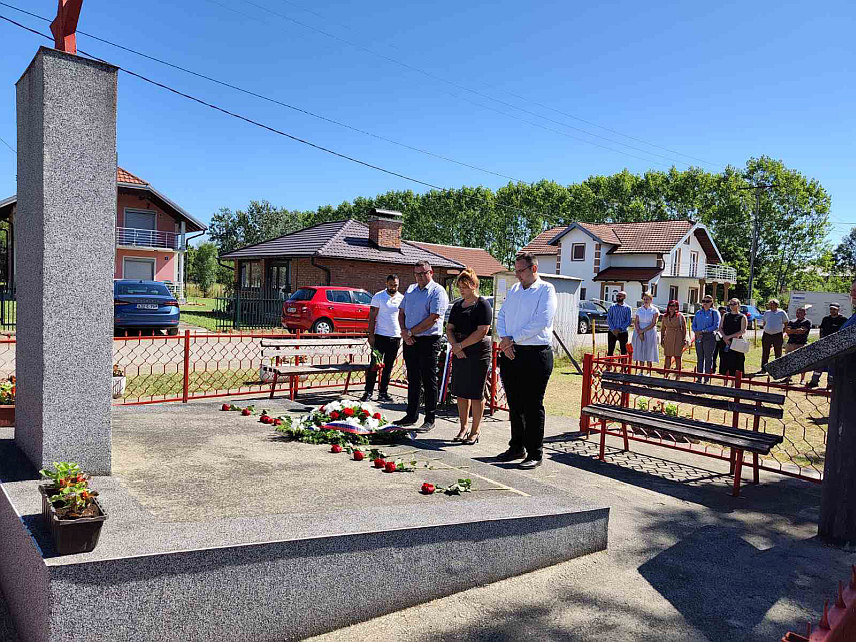 ГРАДИШКА, 4. ЈУЛА /СРНА/ - У градишкој Мјесној заједници Жеравица данас су положени вијенци и руже на споменик ромским жртвама из Другог свјетског рата и погинулим ромским борцима у Одбрамбено-отаџбинском рату из овог мјеста.