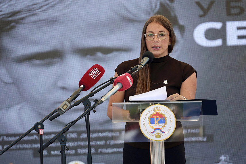 БРАТУНАЦ, 4. ЈУЛА /СРНА/ - Анђа Ђукановић, кћерка убијеног Анђелка Млађеновића у обраћању присутнима у Братунцу на обиљежавању 34 године од српског страдања у средњем Подрињу и Бирчу.