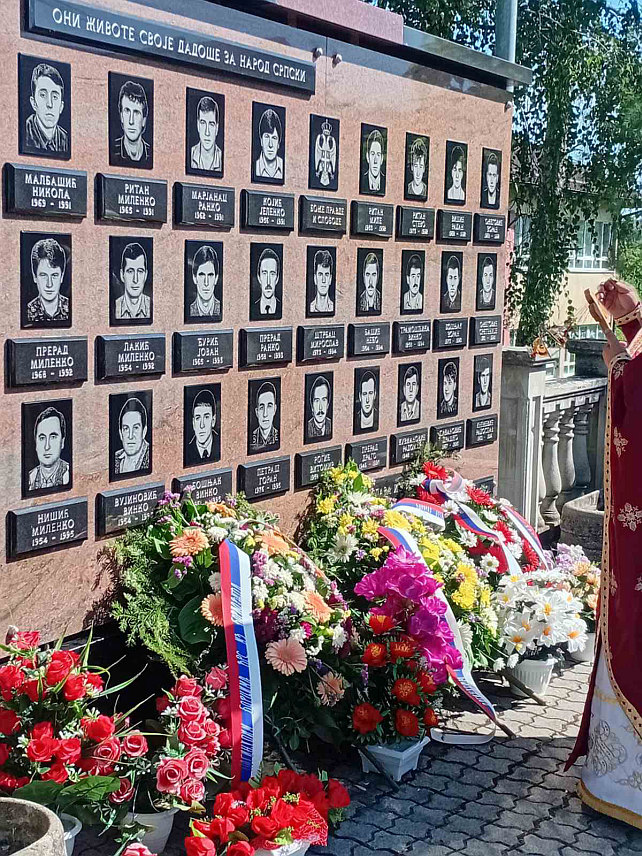 БАЊАЛУКА, 5. ЈУЛА /СРНА/ - У бањалучком насељу Борковићи данас је служен парастос за 27 бораца Војске Републике Српске /ВРС/ из ове мјесне заједнице који су погинули у Одбрамбено-отаџбинском рату.