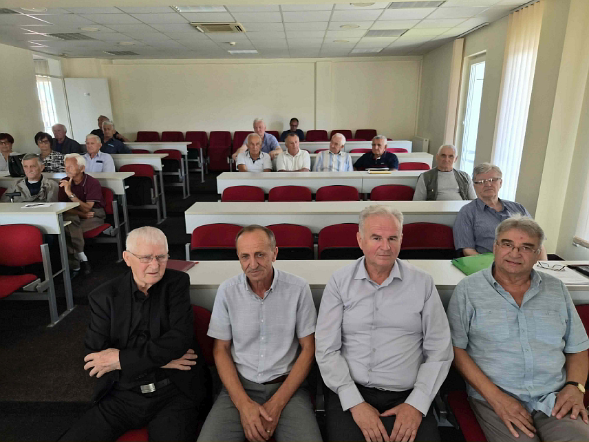 СРБАЦ, 6. ЈУЛА /СРНА/ - Редовна годишња извјештајна скупштина србачког Удружења пензионера, којој су присуствовали и начелник општине Србац Млађан Драгосављевић и начелник локалног Одјељења за општу управу Душко Митрић.
