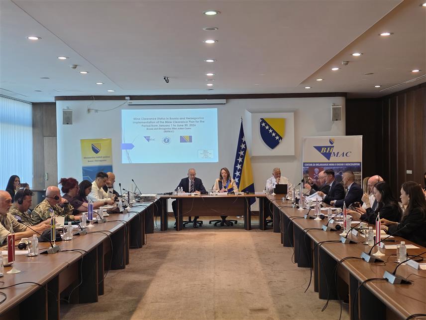 САРАЈЕВО, 7. ЈУЛА /СРНА/ - Под минама се у БиХ налази више од 757 километара квадратних површине, подаци су Центра за уклањање мина у БиХ /БХМАК/ представљени данас на састанку Одбора донатора за противминско дјеловање.