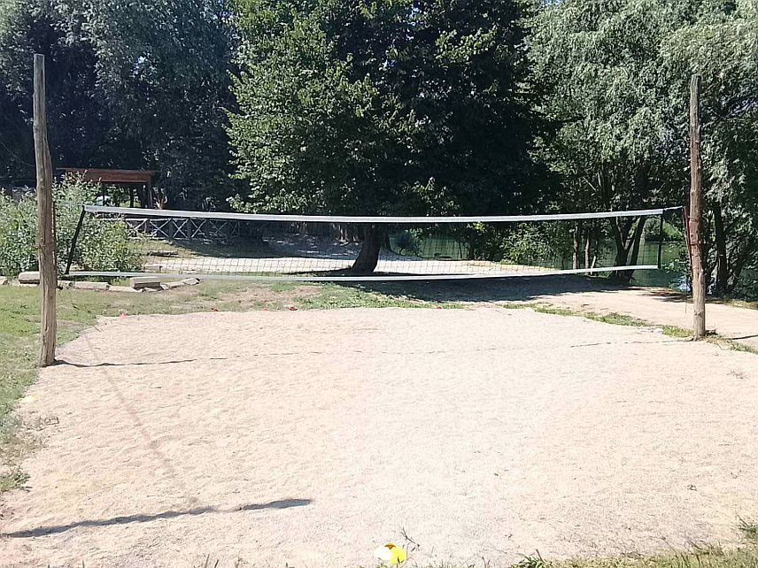 КОЗАРСКА ДУБИЦА, 7. ЈУЛА /СРНА/ - На највећој градској плажи "Блато" у Козарској Дубици уређен је и постављен одбојкашки терен, захваљујући Дубичанину Зорану Мијићу који годинама подржава спорт и спортске колективе у локалним заједницама у сарадњи са највишим званичницима Српске.
