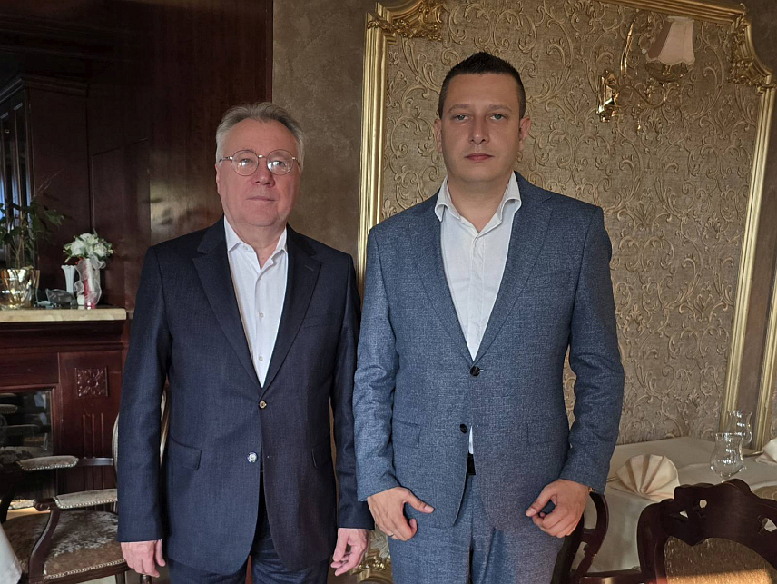 ИСТОЧНО САРАЈЕВО, 7. ЈУЛА /СРНА/ - Замјеник министра одбране у Савјету министара Александар Гогановић састао се данас у Источном Сарајеву са амбасадором Руске Федерације у БиХ Игором Калабуховом и захвалио Руској Федерацији на досљедном залагању за поштовање Дејтонског споразума.	
