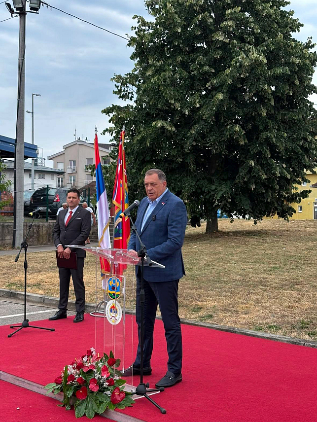 СРБАЦ, 8. ЈУЛА /СРНА/ - Свечаности поводом почетка радова на рехабилитацији дионице регионалног пута Лакташи-Србац /Разбој/ у дужини од 30 километара, присуствују премијер Републике Српске Саво Минић, предсједник Милорад Додик, министар саобраћаја и веза Републике Српске Зоран Стевановић, вршилац дужности директора предузећа "Путеви Српске" Мирослав Јанковић, градоначелник Лакташа Мирослав Бојић и начелник општине Србац Млађан Драгосављевић.