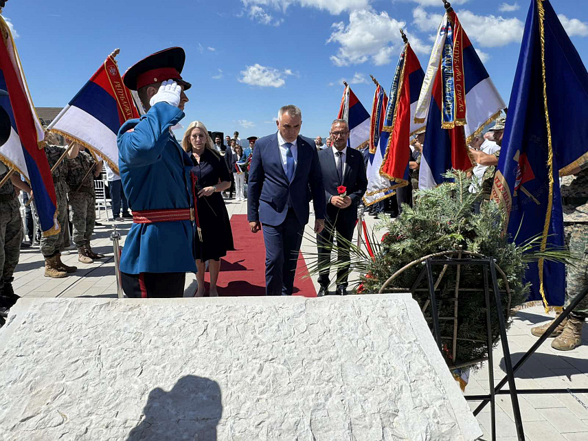 НЕВЕСИЊЕ, 9. ЈУЛА /СРНА/ - Званичници Републике Српске и Србије данас су у Крковима код Невесиња положили вијенце код спомен-обиљежја херцеговачких устаницима, поводом 151 године од Невесињске пушке, устанака српског народа у Херцеговини.